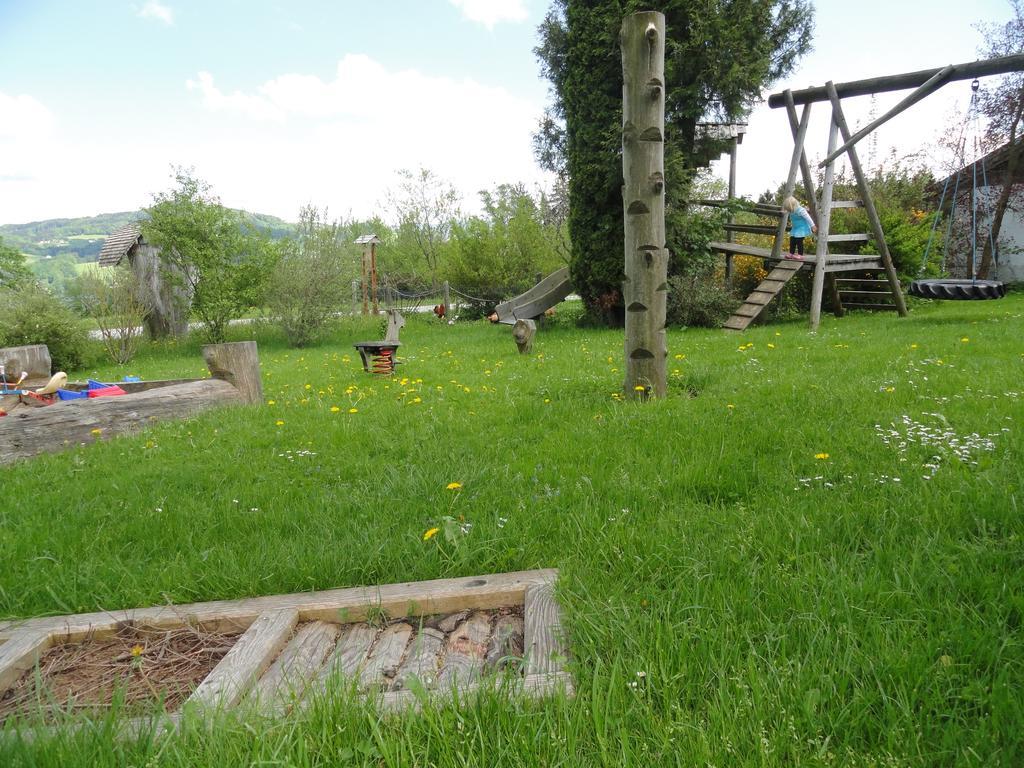 Baby- Und Kinderhof Aicherbauer Seeham Екстер'єр фото